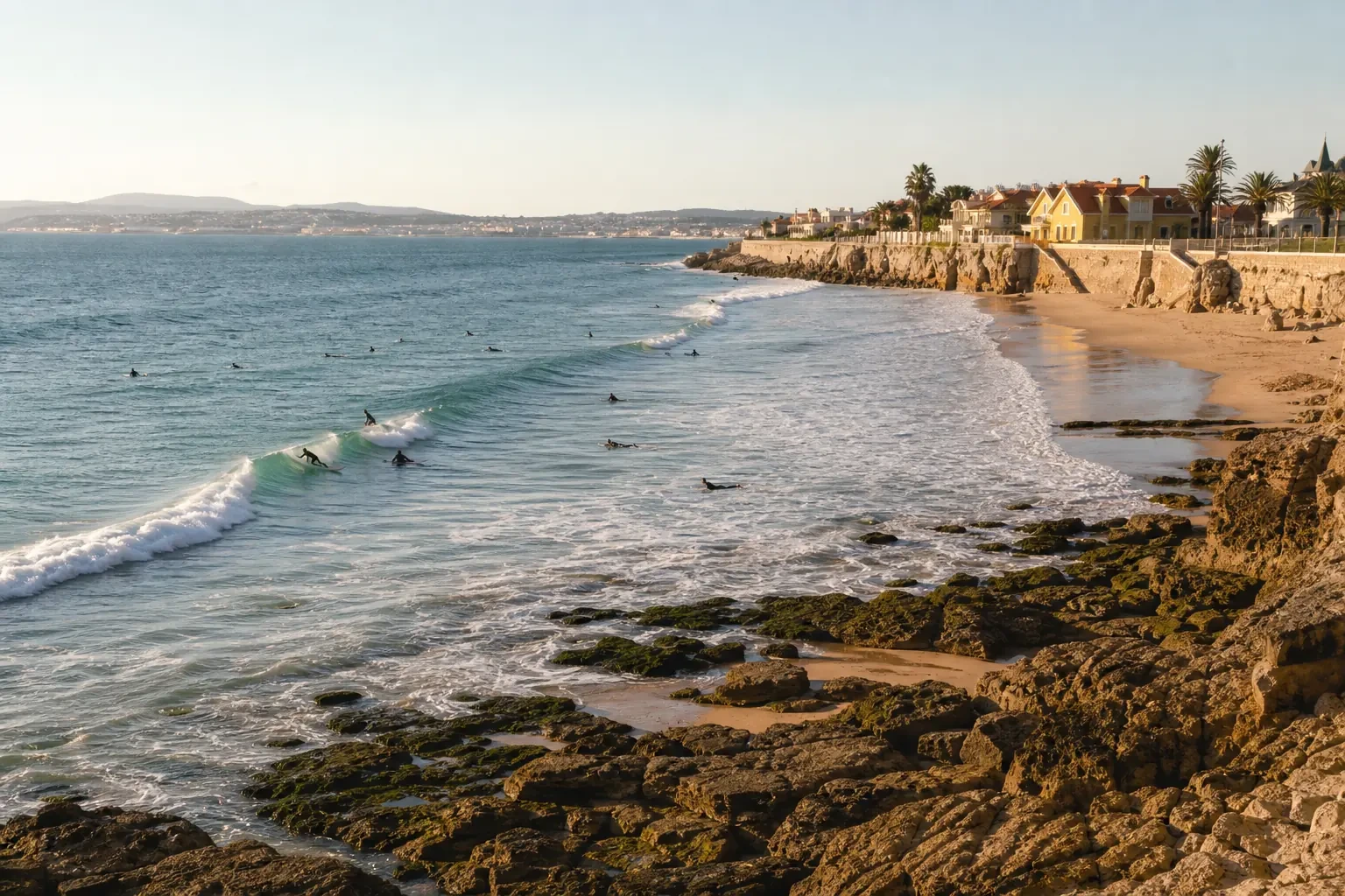 Lissabon Strand Carcavelos mit Surfern und Blick auf die Atlantikküste