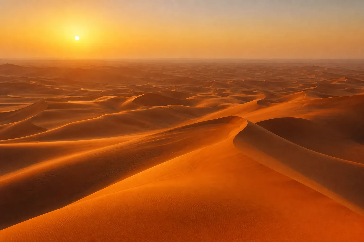 Endlose orangerote Dünen der Rub al-Chali, der größten Sandwüste der Welt, bei Sonnenuntergang
